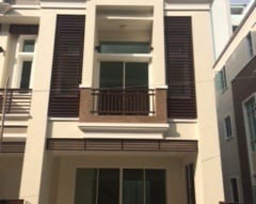 โฮมออฟฟิศให้เช่าอยู่เลียบทางด่วนเอกมัย-รามอินทรา เนื้อที่23ตารางวา 3ห้องนอน4ห้องน้ำ แอร์เฟอร์บางส่วน ให้เช่า32,000บาทต่อเดือน